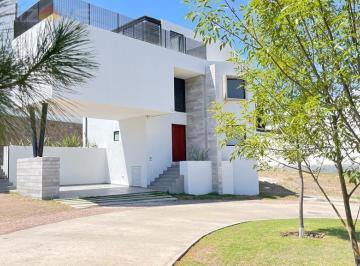 Casa · 360m² · 3 Recámaras · 2 Estacionamientos · Moderna Casa Residencial con Roof Top Vista Panorámica en Privada Fracc Sierra Azul Slp