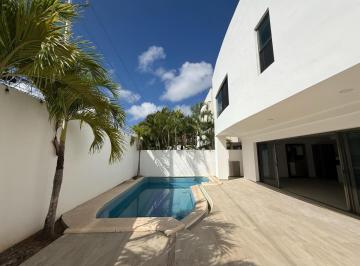 Casa en condominio · 300ha · 4 Recámaras · 3 Estacionamientos · Casa en Residencial Cumbres en Renta