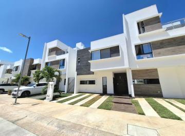 Casa · 151m² · 3 Recámaras · 2 Estacionamientos · Casa de Tres Habitaciones en Venta en Playa del Carmen El Encuentro Residencial.