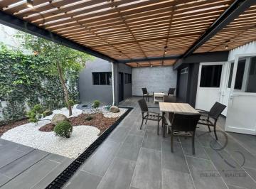 Casa · 380m² · 4 Recámaras · 2 Estacionamientos · Casa en Venta Totalmente Remodelada en Metepec, Méx.