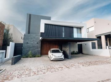 Casa en condominio de 5 habitaciones, Querétaro · Casa en Altozano con Acabados Premium y Alberca