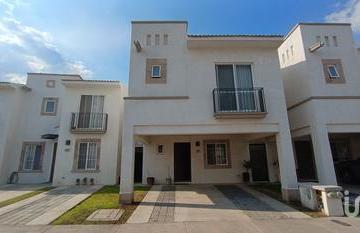 Casa · 114m² · 3 Recámaras · 2 Estacionamientos · Casa en Venta en Condominio Paseo Venecia, en Puerta Verona, Querétaro