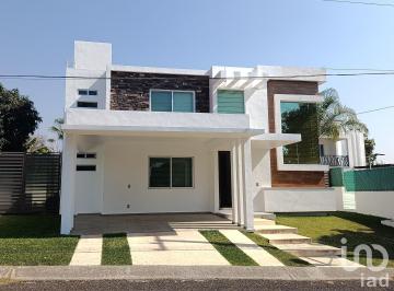 Casa · 278m² · 4 Recámaras · 2 Estacionamientos · Venta de Casa en Fraccionamiento Lomas de Cocoyoc
