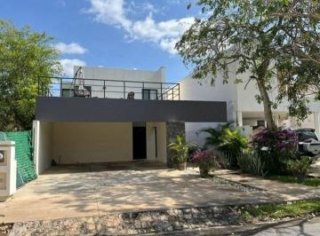 8ad32f0e7c2db9b8e8357024a29914c456c904c2edae4ec083a5464bf8aa316e · Casa en Venta, Privada Parque Central Al Norte de Mérida