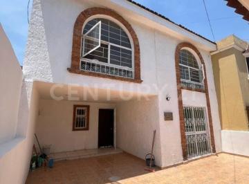 Casa · 201m² · 3 Recámaras · 2 Estacionamientos · Casa en Renta en Jardines del Sol, Zapopan.