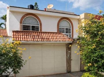Casa · 201m² · 3 Recámaras · 2 Estacionamientos · Casa en Renta en Jardines del Sol, Zapopan.