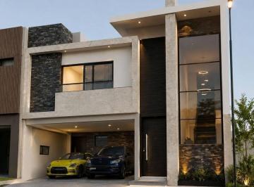 Casa · 355m² · 4 Recámaras · 2 Estacionamientos · Venta de Casa en Fraccionamiento Lomas del Sol 4 Recamaras