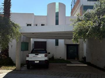 Casa de 3 habitaciones, León · Casa en Venta en Gran Jardin con 3 Recamaras, Sala de Tv U Oficina, y 2 Estacionamientos