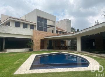 Casa · 734m² · 4 Recámaras · 3 Estacionamientos · Casa en Venta en Providencias de Canadá, Cuernavaca