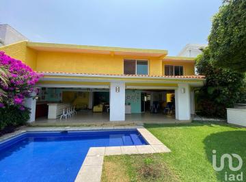 Casa · 375m² · 3 Recámaras · 2 Estacionamientos · Casa en Venta en Residencial Palmira, Cuernavaca