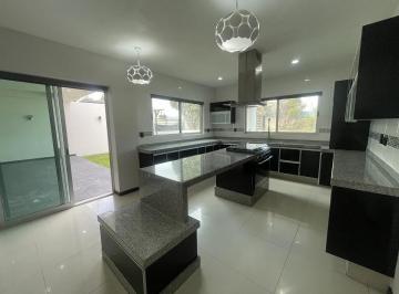 Casa de 3 habitaciones, Zapopan · Casa de 350 m² con 3 Recámaras en Renta en Jardín Real