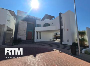 Casa · 600m² · 4 Recámaras · 4 Estacionamientos · Se Renta Casa en Club de Golf, La Loma