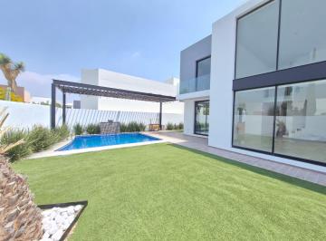 Casa · 452m² · 4 Recámaras · 2 Estacionamientos · Casa en Venta en Club de Golf La Loma