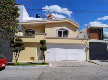 Casa · 320m² · 4 Recámaras · 2 Estacionamientos · Casa Ideal Para Tu Familia en El Corazón de Lomas Altas, en Calle Cerrada Para Mayor Seguridad y Pri