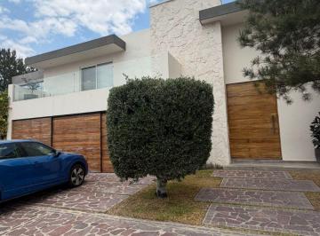Casa de 3 habitaciones, León · Casa en Renta en La Campiña del Bosque con Alberca y Chapoteadero, 3 Recamaras y 6 Estacionamientos