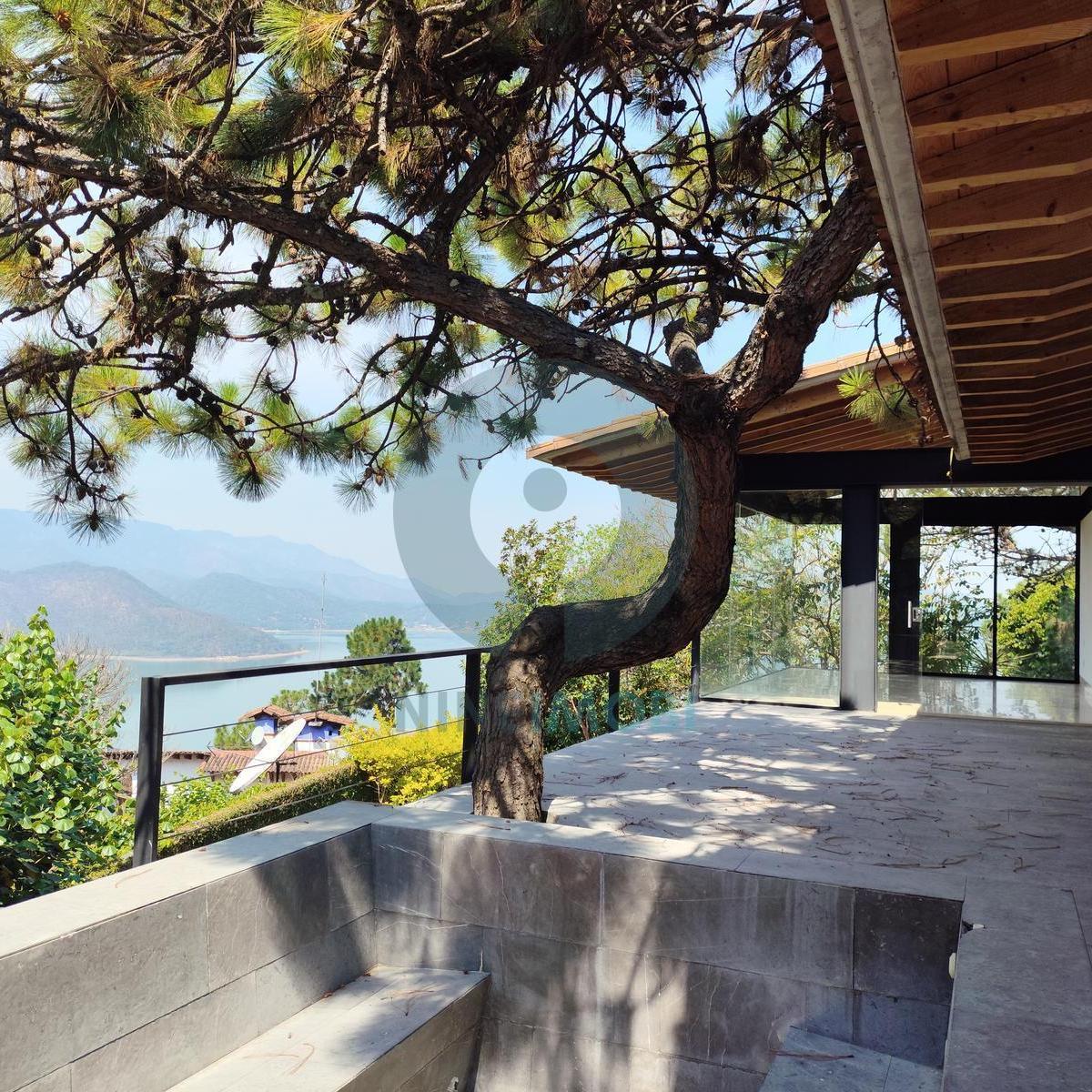 Casa en Venta y Renta con Vista Al Lago en Valle de Bravo