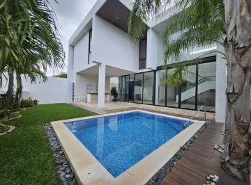 Casa · 500m² · 4 Recámaras · 4 Estacionamientos · Casa en Renta con Paneles Solares Merida Compostela