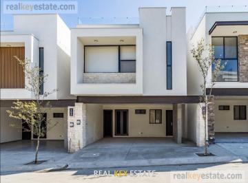Casa · 300m² · 3 Recámaras · 2 Estacionamientos · Casa en Renta en Residencial Montellan, Monterrey, Nuevo León.