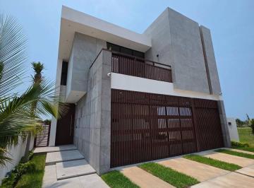 Casa · 470m² · 4 Recámaras · 3 Estacionamientos · Venta de Casa en Las Olas Residencial con 4 Habitaciones, Roof y Alberca