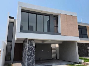 Casa · 210m² · 3 Recámaras · 2 Estacionamientos · Venta de Casa en Fraccionamiento Lomas de La Rioja con Alberca