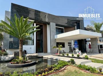 Casa · 715m² · 4 Recámaras · 2 Estacionamientos · Casa - Fraccionamiento Lomas de Cocoyoc