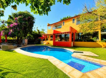 Casa de 5 habitaciones, Cuernavaca · Casa Estilo Moderno Mexicano con Amplios Espacios Para El Descanso y Esparcimiento