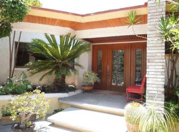 Casa · 695m² · 4 Recámaras · 6 Estacionamientos · Casa - Fraccionamiento Jurica