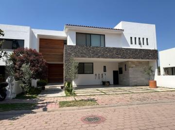 Casa · 483m² · 4 Recámaras · 2 Estacionamientos · Casa en Condominio Jardines del Campestre