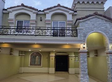 Casa · 153ha · 4 Recámaras · 2 Estacionamientos · Hermosa Casa en Venta en Fraccionamiento Montecarlo