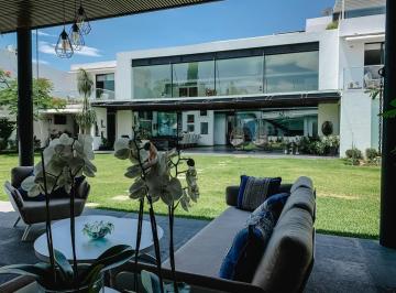 Casa · 1000m² · 5 Recámaras · 4 Estacionamientos · Espectacular Residencia en Venta, Zona Dorada