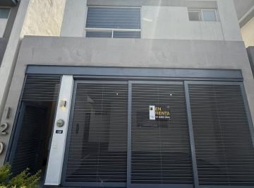 Casa · 250m² · 3 Recámaras · 2 Estacionamientos · Casa en Venta en Privada con Alberca Zona Cumbres en Monterrey