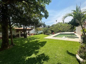 Casa · 478m² · 4 Recámaras · 8 Estacionamientos · Casa en Renta en Privada con Portón Eléctrico. Tlaltenango, Cuernavaca