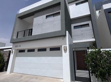 Casa de 4 habitaciones, Juárez · Casa de 3 Niveles y 4 Recámaras con Alberca en Privado