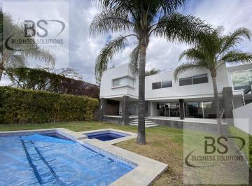 Casa · 500m² · 4 Recámaras · 8 Estacionamientos · Kl/ Renta Hermosa Casa con Vista Al Lago. 4 Recámaras.