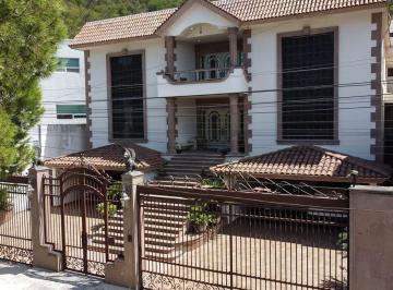 Casa · 825m² · 4 Recámaras · 8 Estacionamientos · Casa en Venta en Villa Montaña