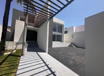 Casa · 247m² · 3 Recámaras · 3 Estacionamientos · Venta de Casa Residencia en San Francisco Juriquilla