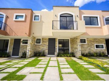 Casa · 96m² · 3 Recámaras · 2 Estacionamientos · Casa en Venta con Cancha de Pádel, Área Pet
