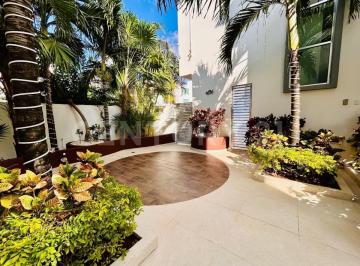 Casa · 256m² · 3 Recámaras · 2 Estacionamientos · Casa en Venta en Residencial Arbolada - Doble Terreno - 3 Niveles con Alberca