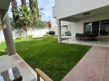 Casa · 700m² · 6 Recámaras · 10 Estacionamientos · Casa en Fraccionamiento Campestre La Herradura