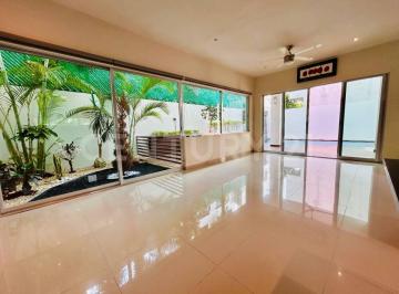 Casa · 256m² · 3 Recámaras · 2 Estacionamientos · Casa en Renta en Residencial Arbolada - Doble Terreno - 3 Niveles con Alberca