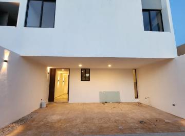 Casa · 215m² · 3 Recámaras · 2 Estacionamientos · Casa Tipo Town House en Venta Entrega Inmediata Merida Temozon Norte