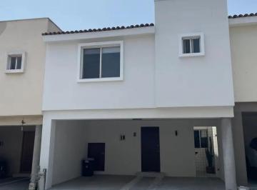1 · Casa en Renta en El Centro de Santa Catarina, Nuevo León, Remodelada en Privada