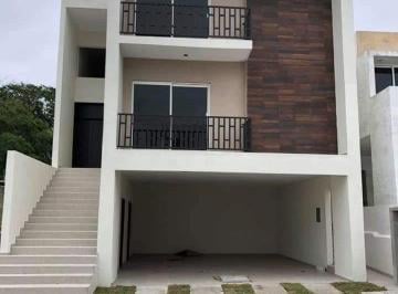 Casa · 372m² · 4 Recámaras · 4 Estacionamientos · Casa en Venta Fracc. Haciendas del Rul