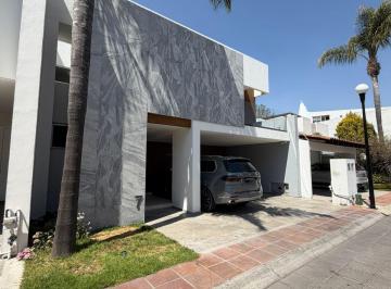 Casa · 318m² · 3 Recámaras · 2 Estacionamientos · Casa en Venta en Fraccionamiento Misión de San Martinito, Puebla