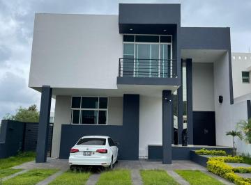 Casa de 4 habitaciones, Zapopan · Casa en Renta en Exclusivo Fraccionamiento Diana Natura.