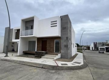 Casa · 180ha · 3 Recámaras · 2 Estacionamientos · Casa en Esquina