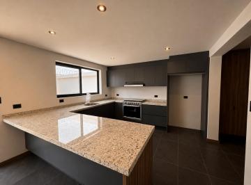 Casa · 276m² · 3 Recámaras · 2 Estacionamientos · Casa en Venta en Lomas de Angelopolis III, Cascatta, Puebla, Parque Foresta Frente Al Chedarui