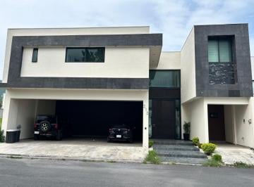 Casa de 5 habitaciones, Monterrey · Casa en Venta en Privada El Uro en Zona Carretera Nacional.