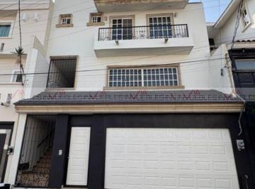 Casa · 330m² · 4 Recámaras · 2 Estacionamientos · Casa en Venta en Monterrey