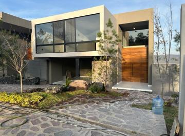 Casa · 428m² · 4 Recámaras · 5 Estacionamientos · Casa en Venta en El Bosque Country Club León Gto Zona Norte